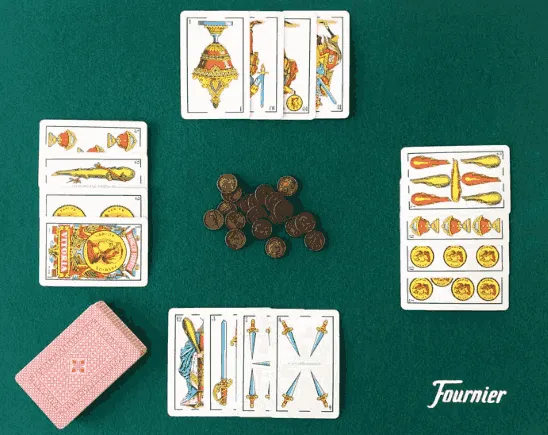 Cartas y amarracos sobre un tapete de mus