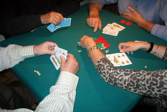 Cuatro jugadores en una partida de mus